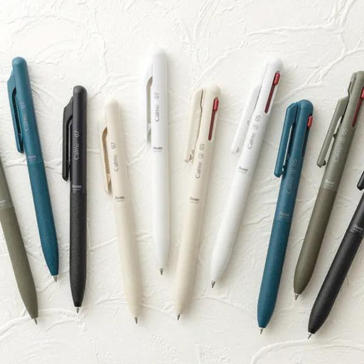 Pentel Calum Bolígrafo de 3 colores 0,5 mm extrafino negro/rojo/azul eje blanco grisáceo BXAC35W tinte de aceite + pigmento Sonido de golpe silencioso Agarre largo silencioso similar al cuero 4902506402295
