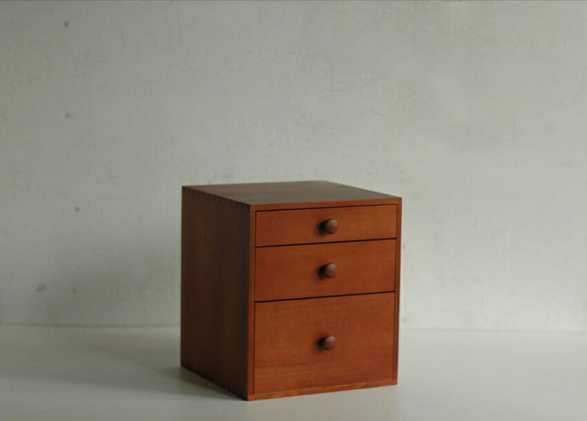 Caixa de gaveta de cicuta com design Kurashiki