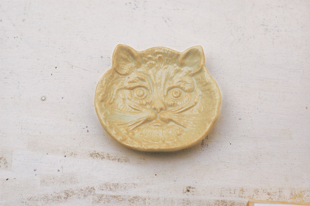 Kurashiki Design Katze geschnitzter Bohnenteller (Aschenglasur)